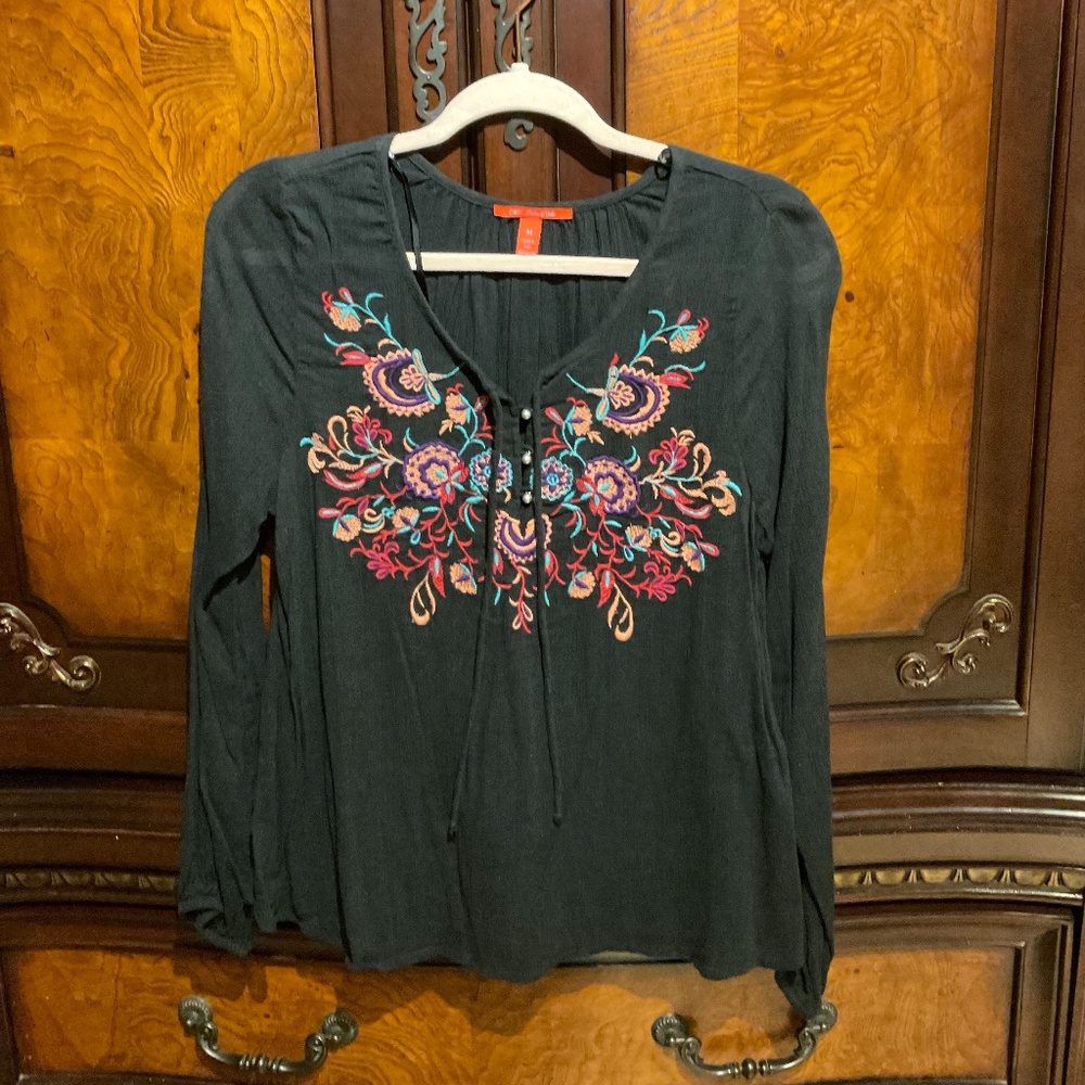 Chelsea & Violet Black Embroidered Long Sleeve Blouse Size Medium
